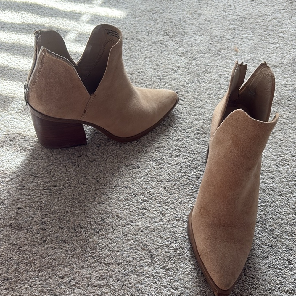 Steve Madden Tan Ankle Booties with Block Heel - Picture 3 of 5
